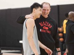 Tsui Yongxi Preparing for Summer League! Trail Blazers Coach Laughs, Embraces Him; Four Days Later, Match against Chinese Mens National Team