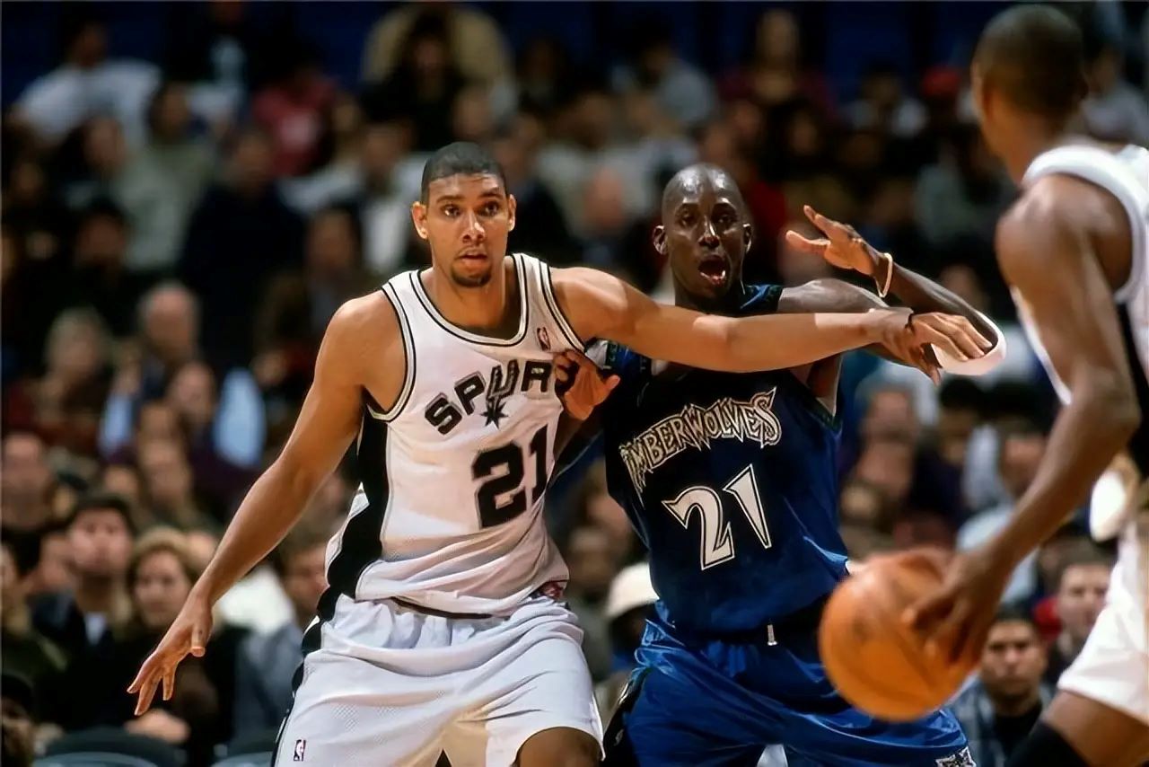How should each player cooperate in a basketball game?