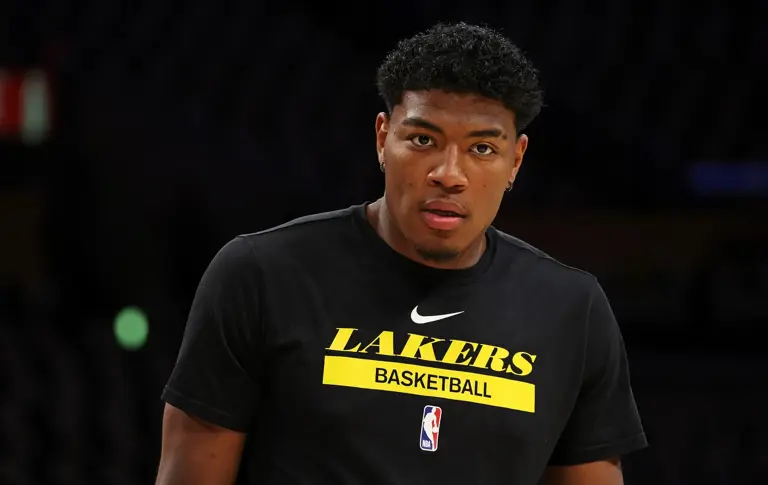 Already regressing at the age of 26? He was the weakest player in the Lakers preseason. Can he still start with Zhan Mei?
