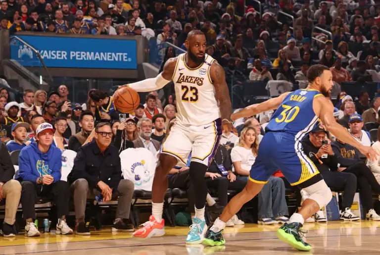 The Lakers beat the Warriors! James' 31+10 broke the first record in history: Curry scored 38+8 three-pointers in vain